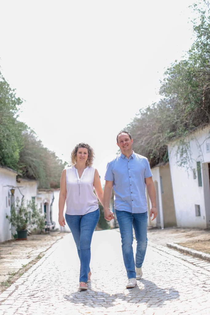 Andrea und Rene Willman gehen Händehaltend durch die Kellergasse - Urlaub in der Weinregion
