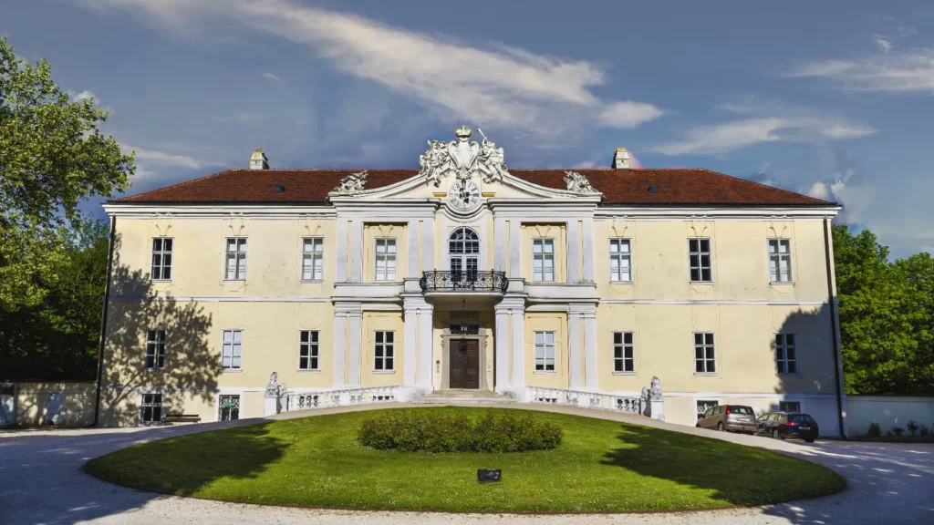 Blick auf Front des Lichtensteiner Schloss Wilfersdorf - Ausflugsziele im Weinviertel