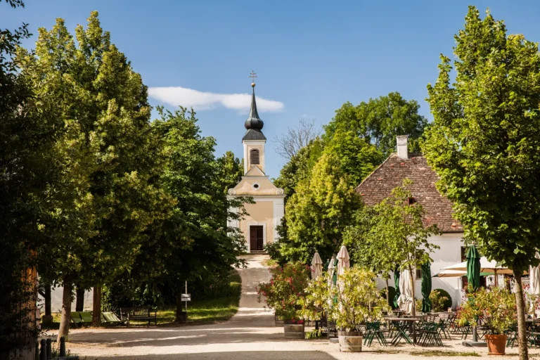 Sicht auf den Dorfplatz im Museumsdorf Niedersulz mit Kapelle im Hintergrund - Ausflugsziele im Weinviertel