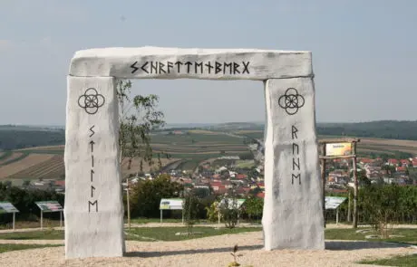 Das Druidentor am Barfußweg in Schrattenberg mit Schrattenberg im Hintergrund - Ausflugsziele im Weinviertel