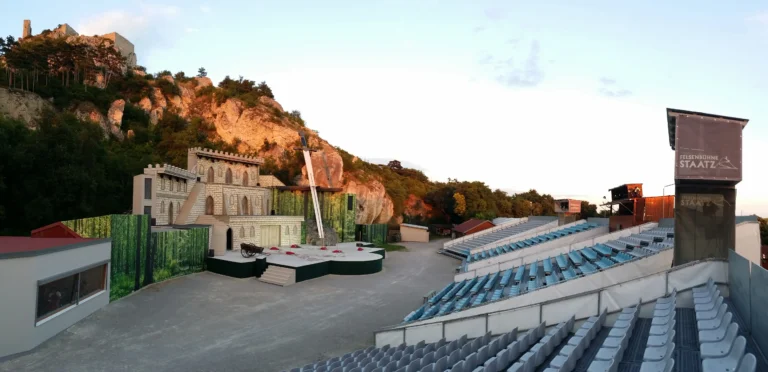 Felsenbühne Staatz mit dem Szenario Artus-Excalibur - Ausflugsziele im Weinviertel