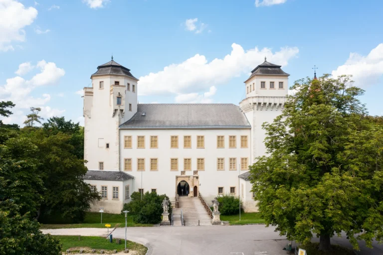 Außenansicht des Schloss Asparn des Mamuz Musuem- Ausflugsziele im Weinviertel