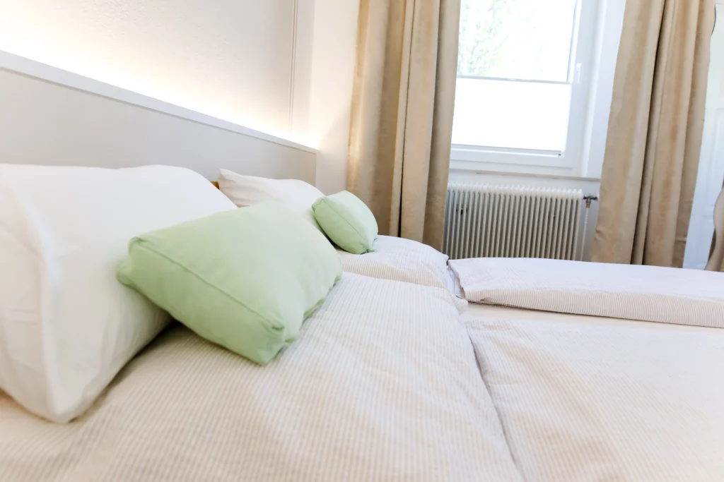 Eine Nahaufnahme des gemachten Bettes im Appartement Vinoverde - Urlaub in Poysdorf