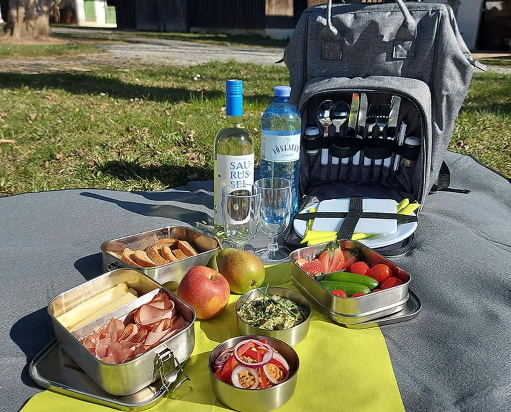 Ein Picknickrucksack mit einigen Lebensmitteln in Edelstahlbrotdosen eingepackt - Weinurlaub im Weinviertel