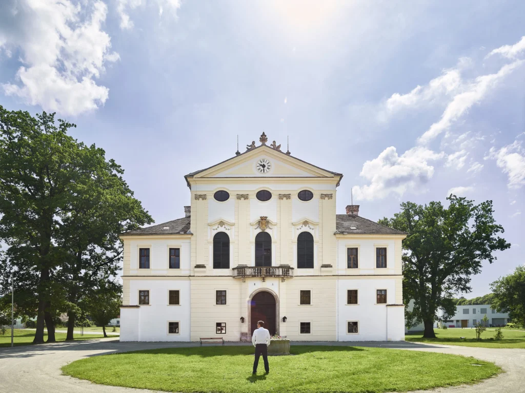 Mann steht mit Rücken zur Kamera vor dem Schloss Kirchstetten - Ausflugsziele im Weinviertel