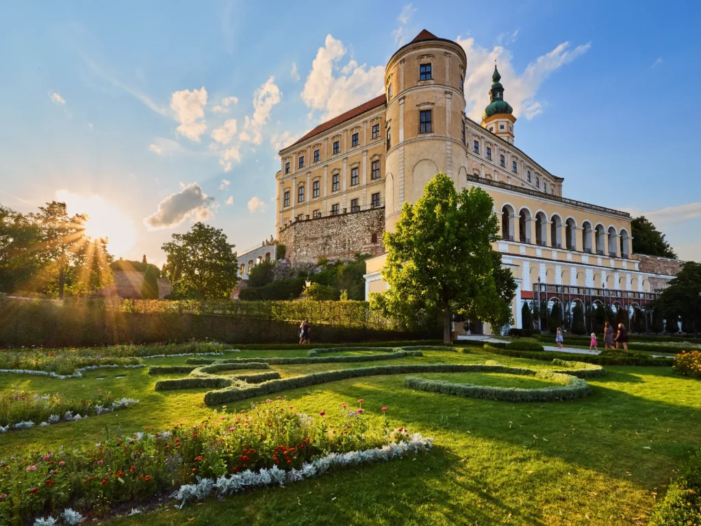 Schloss Mikulov bei aufgehender Sonne - Ausflugsziele im Weinviertel