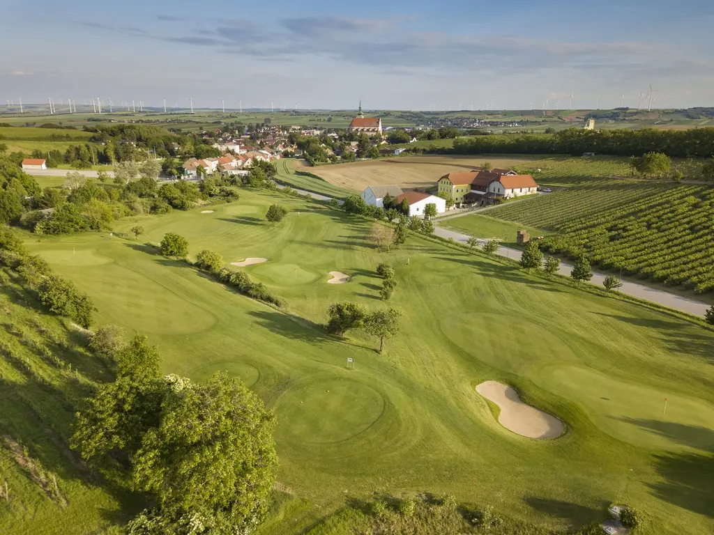 Vogelperspektive von einem Bereich des Golfplatzes Poysdorf - Ausflugsziele im Weinviertel