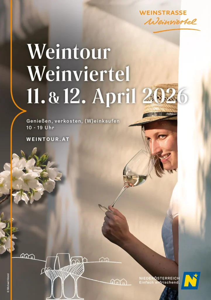 Eine Frau hält sich ein Glas Wein an die Nase der darauf stehende Text weist auf die Weintour Weinviertel von 11 und 12 April 2026 mehr Infos gibt es auf der Website weintour.at